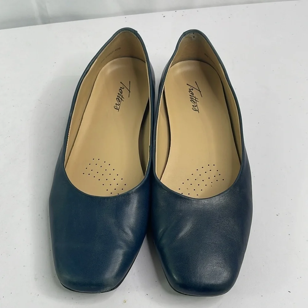 Trotters 8W navy blue soft, square, toe ballet flats, T2057–400